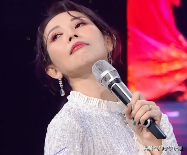 好似獨角戲！何炅滿場cue新人，馮禧接不了，蔡少芬硬接，尷尬