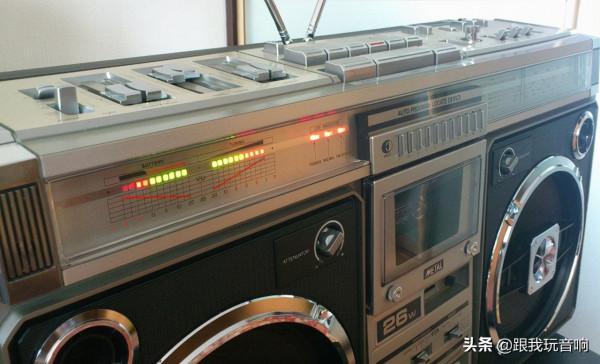 SHARP 80年代生產的行動式收錄機音響，前面板有金屬網罩；