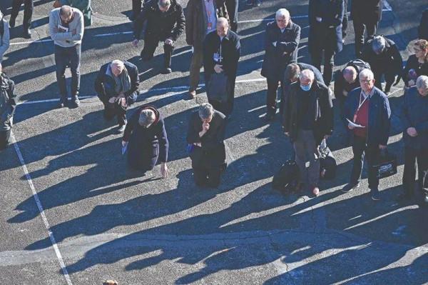 21萬孩童遭侵犯!教會三千禽獸施暴70年,最後只有下跪道歉? 21萬孩童遭侵犯!教會三千禽獸施暴70年,最後只有下跪道歉?