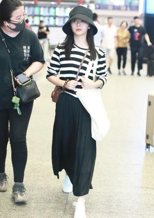 譚松韻真的不是00後？穿條紋T恤配半身裙走機場，嫩得像個高中生