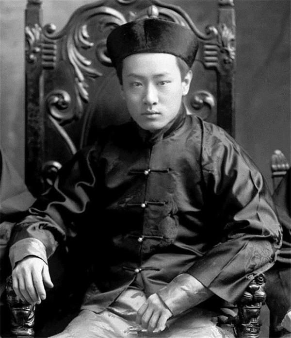 清朝落魄貴族在街邊買燒餅，咬了第一口才知道，僕人騙了他20年