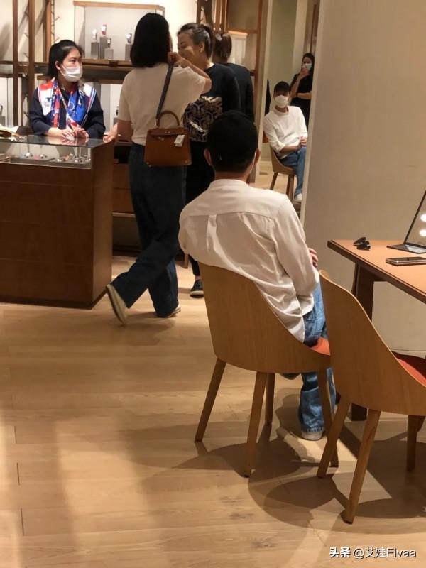 袁詠儀夫婦逛街,穿T恤拎10萬包超闊氣,張智霖累坐在椅子上休息 袁詠儀夫婦逛街,穿T恤拎10萬包超闊氣,張智霖累坐在椅子上休息