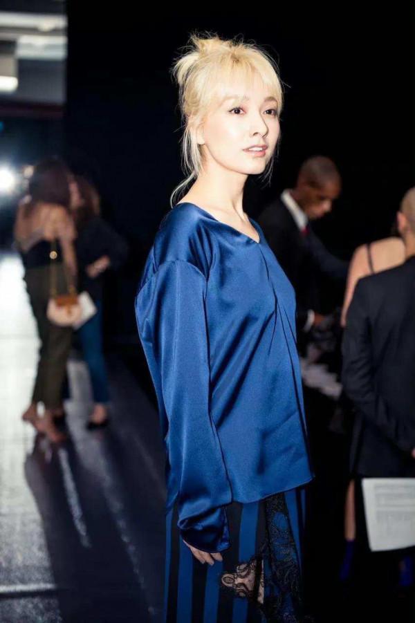 吳昕美到了國外,穿綢緞上衣配一頭金髮好驚豔,連氣質都昇華了 吳昕美到了國外,穿綢緞上衣配一頭金髮好驚豔,連氣質都昇華了