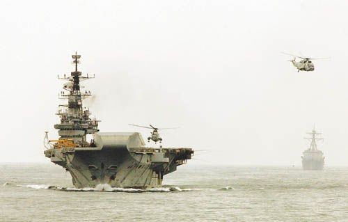 俄羅斯怎麼整印度？1塊錢賣給印度一艘航母，15年間狂宰30億