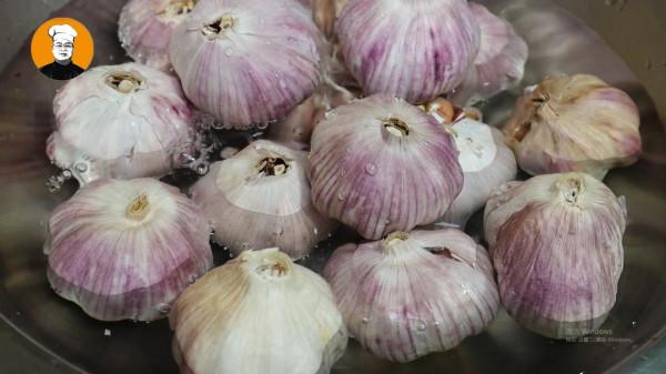 大蒜中倒入雪碧,原來飯店的糖蒜都是這樣醃的,難怪那麼好吃 大蒜中倒入雪碧,原來飯店的糖蒜都是這樣醃的,難怪那麼好吃