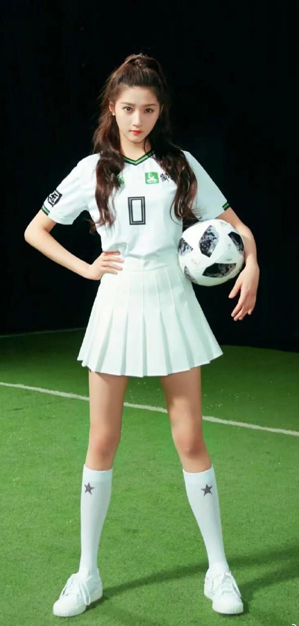 關曉彤,1997年9月17日出生於北京市,身高172釐米 關曉彤,1997年9月17日出生於北京市,身高172釐米