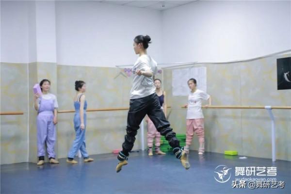 不懂就問:藝考前的舞蹈生,是如何做到這麼瘦的? 不懂就問:藝考前的舞蹈生,是如何做到這麼瘦的?