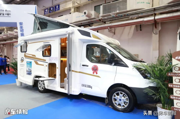 高度不到2.5米的福特房車,一層洗澡做飯睡覺,二層是孩子的樂園 高度不到2.5米的福特房車,一層洗澡做飯睡覺,二層是孩子的樂園