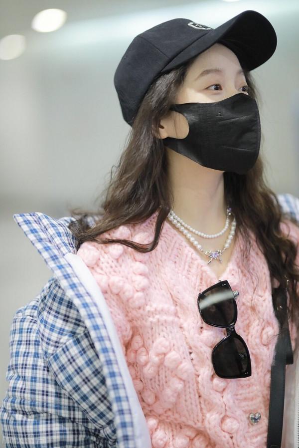 姜貞羽穿藍色格子外套搭微喇褲顯腿長 大眼萌妹青春可愛