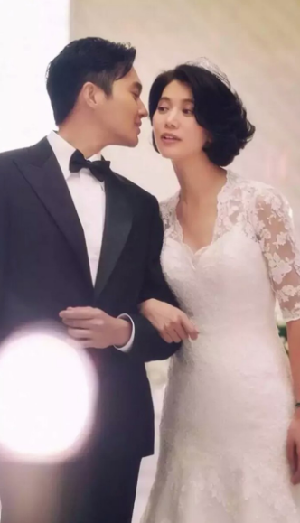 50歲袁詠儀曬近況,五官精緻面板白,新包格外亮眼 50歲袁詠儀曬近況,五官精緻面板白,新包格外亮眼