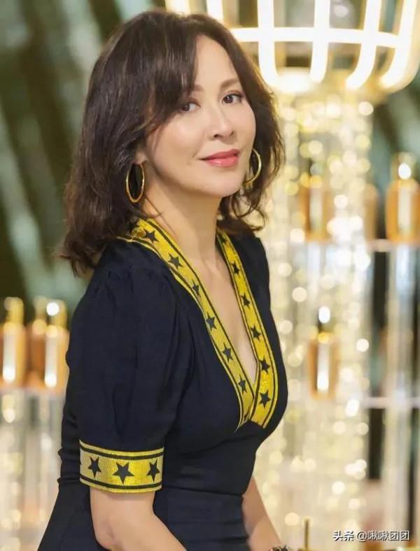 55歲劉嘉玲罕曬自拍，深夜獨自品嚐近十萬元紅酒，臉蛋紅潤有氣質