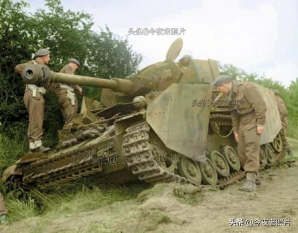 罕見照：小販給丘吉爾點雪茄，德軍與女友換裝，百年前的日本浴場