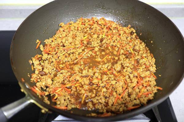 醬香濃郁的豬肉粉條包子,這麼做倍兒香,玩兒似的吃3個沒過癮 醬香濃郁的豬肉粉條包子,這麼做倍兒香,玩兒似的吃3個沒過癮