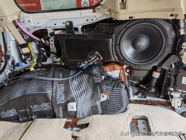 越野硬漢搭配HIFI立體環繞聲讓人意猶未盡，酷路澤升級德國RS音響