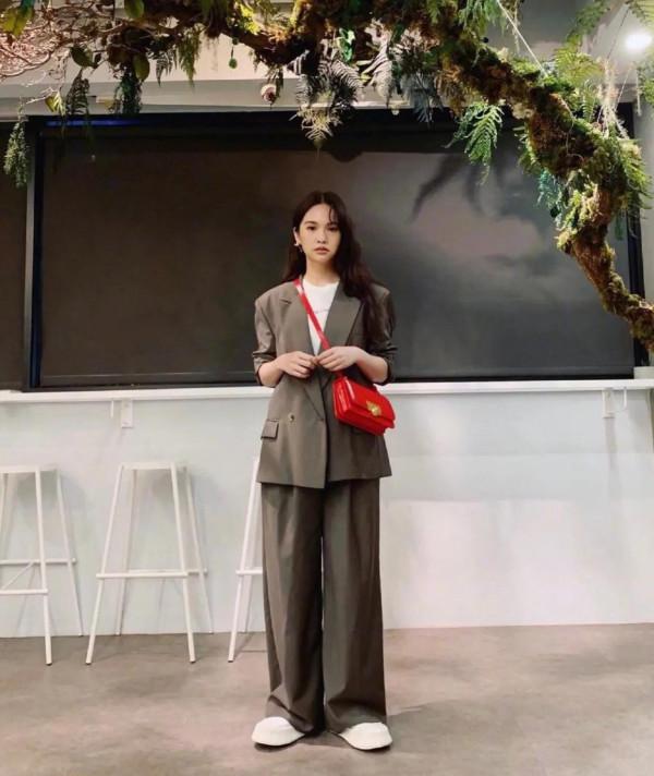 一款極簡的厚底小白鞋 一款極簡的厚底小白鞋