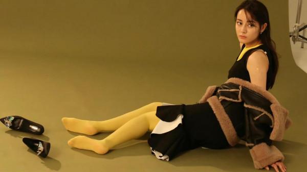 迪麗熱巴 這褲襪的顏色真迷人（大圖）