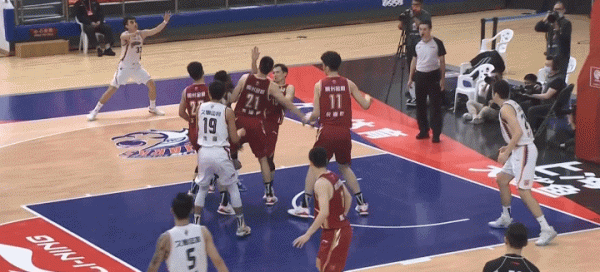 31秒兩次違體一次技犯,富蘭克林犯規+被肘擊,朱旭航被驅逐出場 31秒兩次違體一次技犯,富蘭克林犯規+被肘擊,朱旭航被驅逐出場