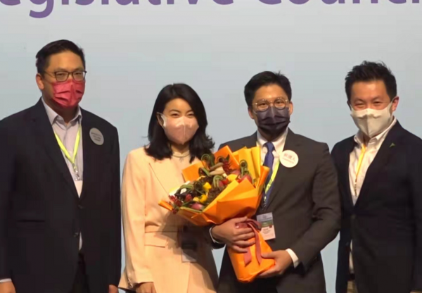 郭晶晶太給霍啟剛長臉！穿收腰西裝捧蔬菜花束為老公慶祝，超得體