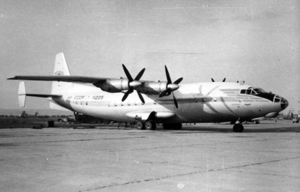 1953年，蘇聯一架客機被美軍擊落，索賠180萬美元無果，以牙還牙