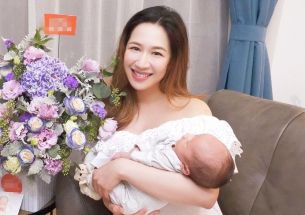 葉倩文與4位港姐聚會，大方展示滿頭白髮，氣質出眾不輸朱玲玲