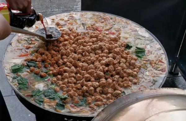 山西晉城大哥20多年只賣一種特色小吃，10元一碗，一年賺100多萬