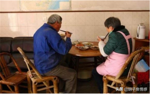 保姆表白僱主，72歲大爺果斷拒絕：做好自己的工作，不要越了界限