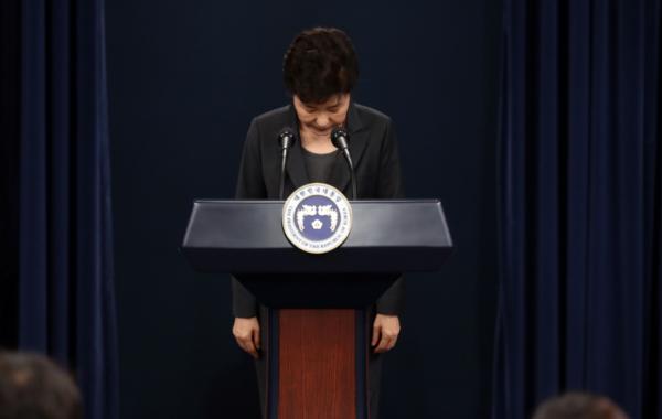 悲情朴槿惠：22歲喪母，27歲喪父，三姐弟鬧矛盾，出獄後無枝可依