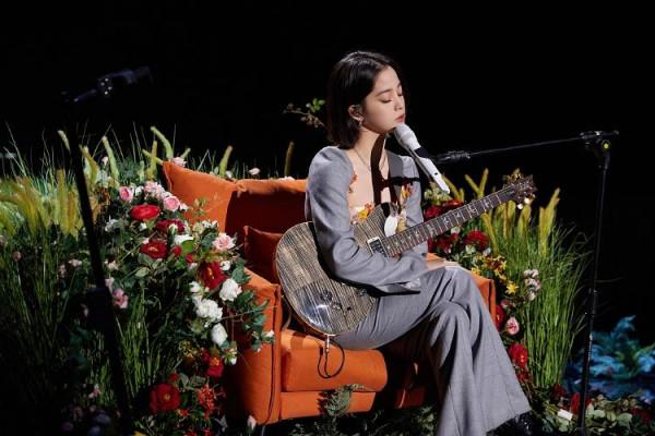 歐陽娜娜亮相音樂盛典 灰套裝配馬丁靴超美