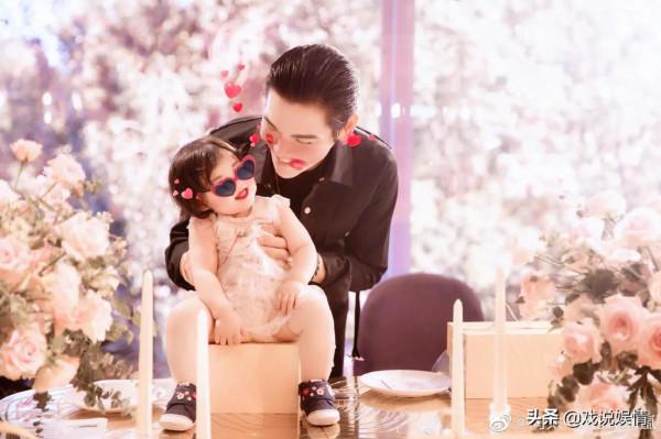 向太全家共聚北京為孫女慶生，孫女正面照罕見曝光大眼超可愛