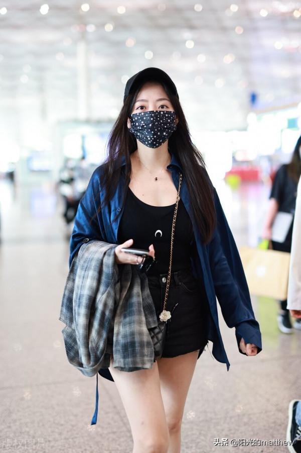 街拍:張靚穎藍色外套+黑色短褲+鏈條包+黑色短靴帥氣迷人 街拍:張靚穎藍色外套+黑色短褲+鏈條包+黑色短靴帥氣迷人