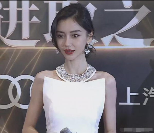 時尚盛典主持人與胖瘦槓上了，Baby太瘦阿嬌太胖，還有人直接摔倒