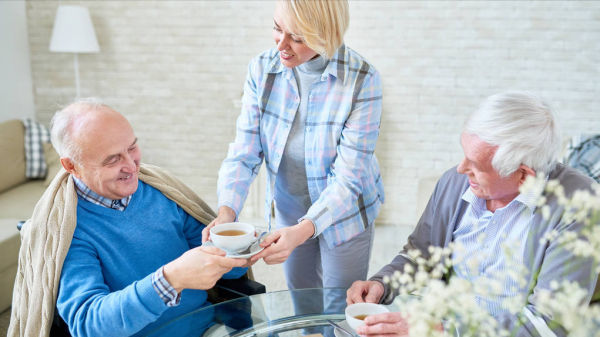 65歲保姆傾訴:照顧98歲僱主25年,臨走時僱主給了我30萬獎金 65歲保姆傾訴:照顧98歲僱主25年,臨走時僱主給了我30萬獎金