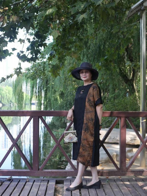 這位老年人打扮不一般，大氣時尚，還有滿滿的高階感