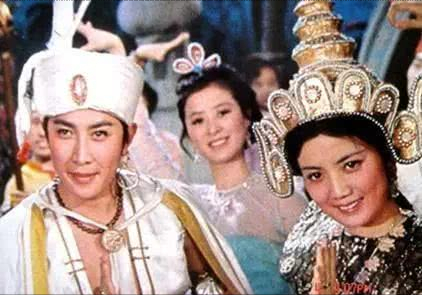 21歲紅遍全國，退圈賣薯片成人生贏家，孔雀公主李秀明的傳奇人生