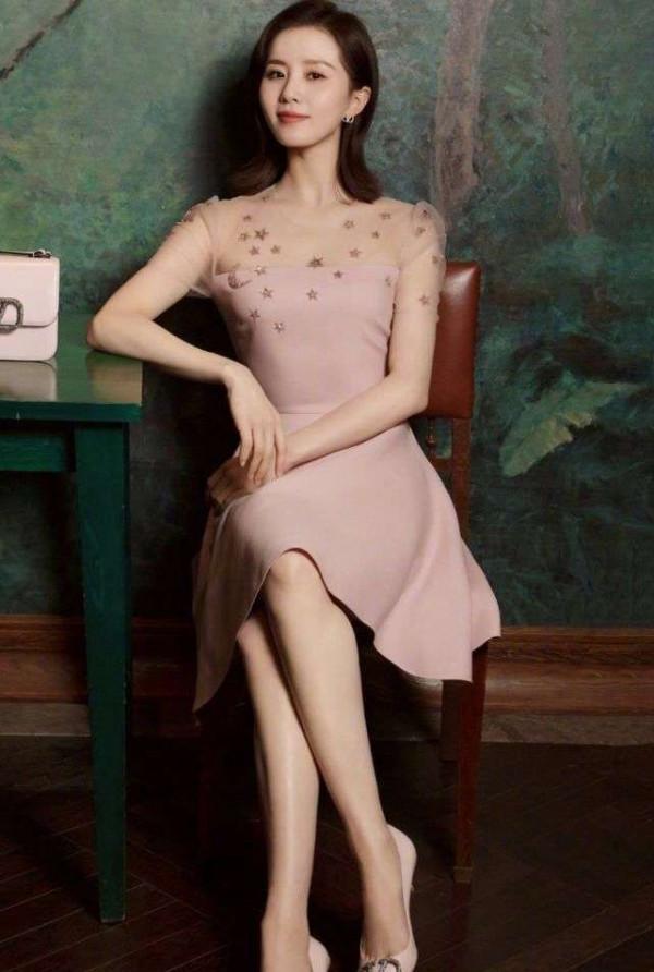 劉詩詩真會穿，1萬多西裝配2千多百褶裙，女人的帥氣和溫柔都有了