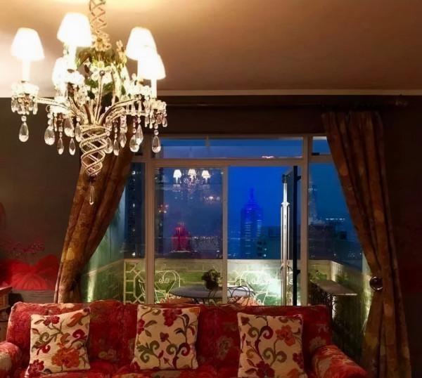 參觀劉嘉玲和梁朝偉的家，房子四周沒有鄰居，每天出大門就能爬山