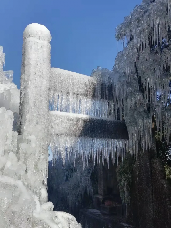 冰凌到貨，三清山成了夢幻般的童話世界