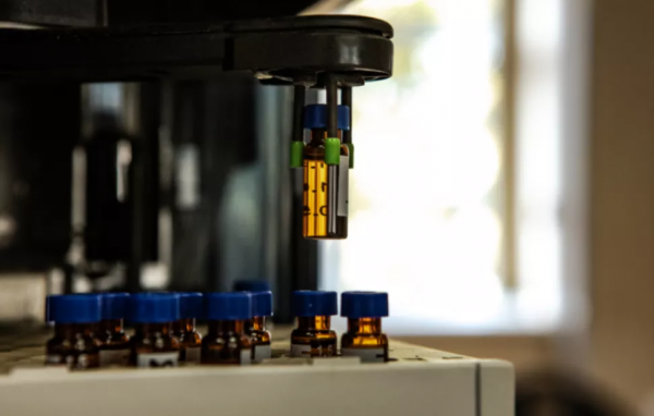 從賣鞋到佔據保加利亞GDP的2%，這對富豪兄弟如何打造資本帝國？