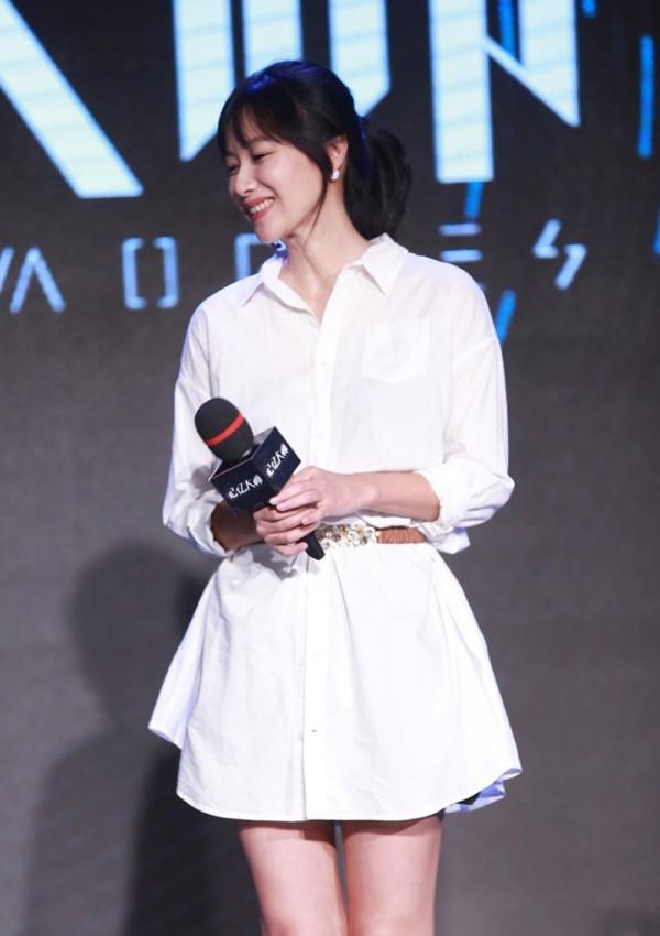 我們都被徐靜蕾的白襯衫&OpenCurlyDoubleQuote;騙&rdquo;了，原來裙裝才是主打，穿上美炸了