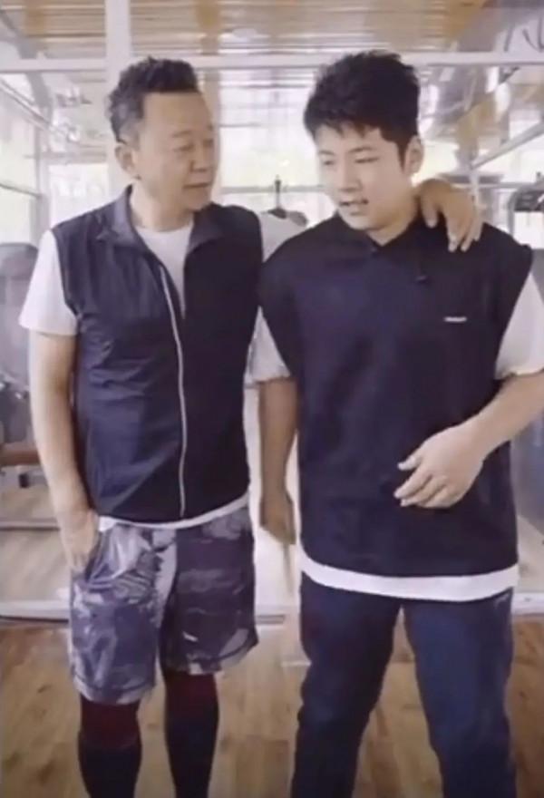 14歲“石頭哥”身高超1米8，青春期發育過猛，身穿西裝顯成熟