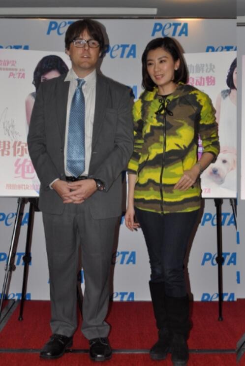 賈靜雯年紀大了也很美！穿迷彩運動服酷潮有型，毫無阿姨感