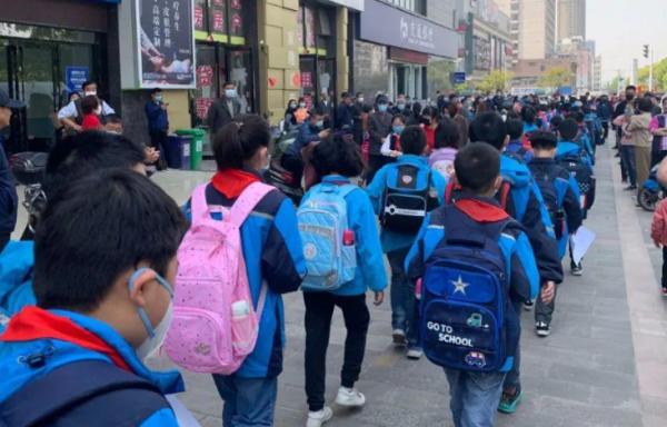 雙減再次放大招，小學生再次迎來調整，上學連書包都不用背了？