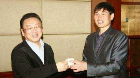 大衣哥10年沉浮錄:人性矛盾,親人吸血,成也名敗也名 大衣哥10年沉浮錄:人性矛盾,親人吸血,成也名敗也名