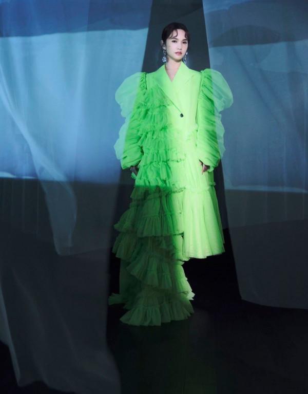 楊丞琳舞臺造型夠驚豔，改良西服裙矜貴清雅，颯美氣場真是絕