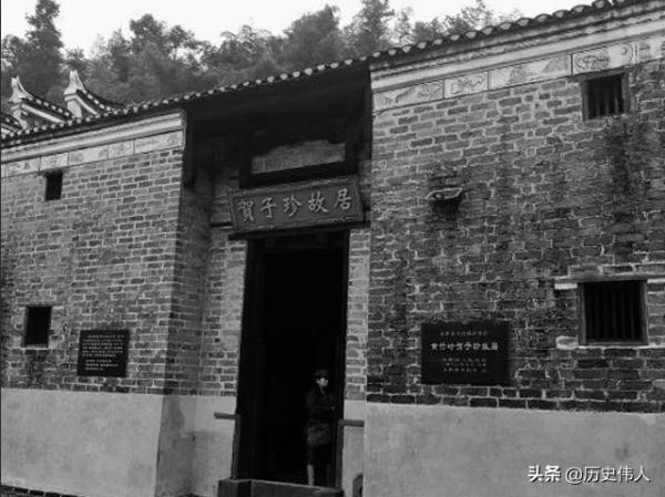 毛澤東來到井岡山後，袁文才指著一位女幹部說：老毛，她叫賀子珍