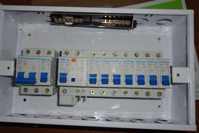 家庭裝修做配電箱裡，空氣開關和漏保不能同時裝，這是真的嗎？