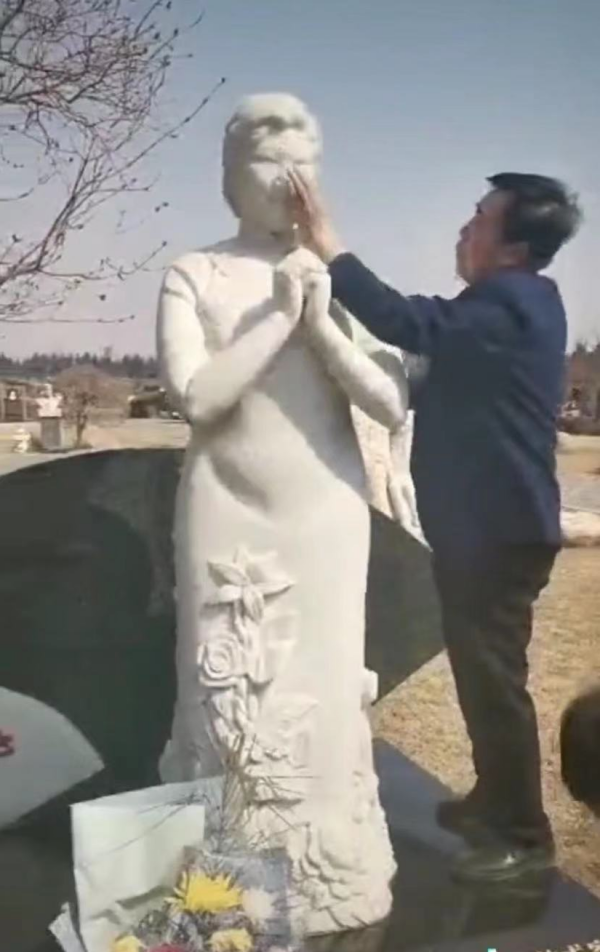 74歲何慶魁墓地祭奠高秀敏！神情哀傷模樣蒼老，細節被贊有情有義