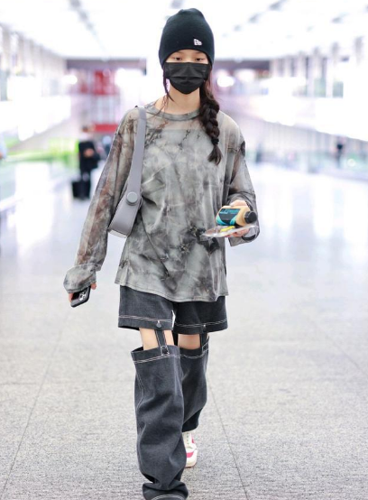 林允衣品成謎,同穿“挖空吊襪”褲,還能穿出兩種不同感覺 林允衣品成謎,同穿“挖空吊襪”褲,還能穿出兩種不同感覺