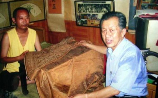 2008年，9萬買進的乾隆“裹屍布”被6500萬拍賣，2年後翻至1.3億