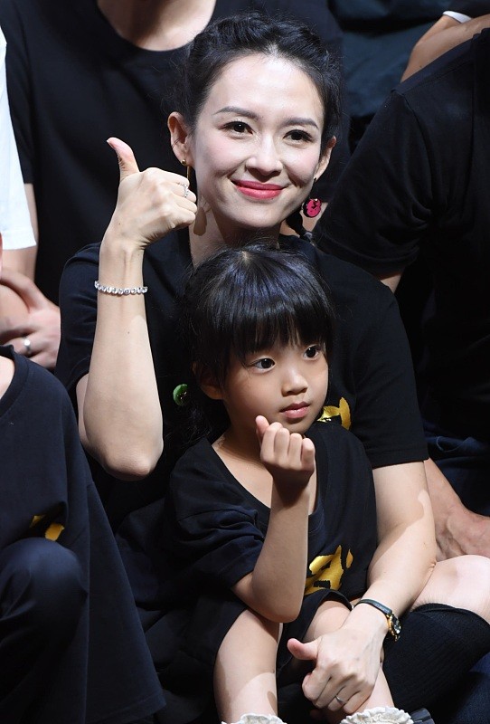 章子怡真沒有中年人的自覺,扎“少女感麻花辮”配搞怪耳飾,真嫩 章子怡真沒有中年人的自覺,扎“少女感麻花辮”配搞怪耳飾,真嫩